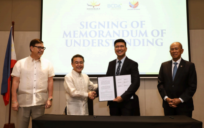 <p><strong>SIGNED</strong>. Maharlika Investment Corp. president/CEO Rafael Consing Jr. and Bases Conversion and Development Authority counterpart Joshua Bingcang (2nd and 3rd from left) sign agreements in Taguig City on Monday (April 29, 2024) to explore investments within BCDA properties. Witnessing the signing are Finance Secretary and MIC Chair Ralph Recto (left) and BCDA chair Delfin Lorenzana.<em> (Photo courtesy of BCDA)</em></p>