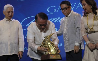 <p><strong>IP CHAMPION.</strong> Executive Secretary Lucas Bersamin (2nd from left) accepts the First IP Champion Award on behalf of President Ferdinand R. Marcos Jr. during the Gawad Yamang Isip Awards at Dusit Thani Manila in Makati City on Monday (April 29, 2024). The Intellectual Property Office of the Philippines recognized the Chief Executive for his efforts in promoting innovation and advancing intellectual property protection. <em>(PNA photo by Avito Dalan)</em></p>