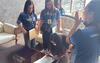 <p><strong>COMPANY VISITATION</strong>. A personnel of the Social Security System (SSS) in north Luzon 1 signs one of the compliance orders issued to erring private companies during the simultaneous Run After Contribution Evaders (RACE) event in La Trinidad, Benguet; San Fernando City, Agoo and Caba La Union; Laoag City Ilocos Norte; Vigan City, Bantay, and Candon City, Ilocos Sur; Bangued, Abra; and Bauko, Mountain Province on Tuesday (April 30, 2024). SSS-Baguio City branch head Nancy Umoso in an interview said eight employers, with around 236 employees, from Baguio City were issued with compliance orders and were ordered to pay premium contributions amounting to around PHP9.72 million. <em>(PNA photo from SSS NL1)</em></p>