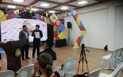 <p><strong>FOOD MONTH.</strong>  National Commission for Culture and the Arts (NCCA) Commissioner Arvin Manuel Villalon  (left) hands the certificate of appreciation to forum speaker Roberto Villacabral during the Filipino Food Month closing program at the Old Capitol in San Jose de Buenavista on Monday (April 29, 2024). Villalon said in an interview Tuesday (April 30) that Antique is envisioned to be on the country’s food heritage map because of its rich food preparations. <em>(PNA photo by Annabel Consuelo J. Petinglay)</em></p>