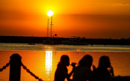 <p><strong>MANILA BAY SUNSET.</strong> The Manila Bay sunset, as seen from Roxas Boulevard on April 27, 2024, remains a favorite attraction. The upcoming onset of the northeast monsoon or "amihan" season may bring cooler days ahead and longer nights due to the equinoxes, the head of the Philippine Atmospheric, Geophysical and Astronomical Services Administration said Monday (Sept. 23).<em> (PNA photo by Joan Bondoc)</em></p>