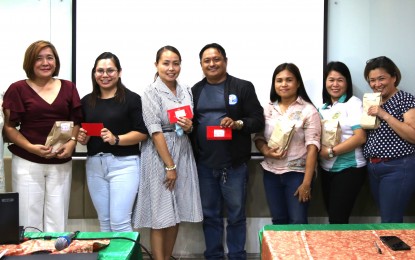 <p><strong>SOLO PARENT ID.</strong> Department of Social Welfare and Development (DSWD)-Central Visayas solo parent program focal person Daisy C. Lor (third from left) and local government representatives show samples of the solo parent identification cards in this undated photo. DSWD-7 regional director Shalaine Marie Lucero, on Tuesday (April 30, 2024), encouraged solo parents to register for their identification cards. <em>(Photo courtesy of DSWD-7)</em></p>