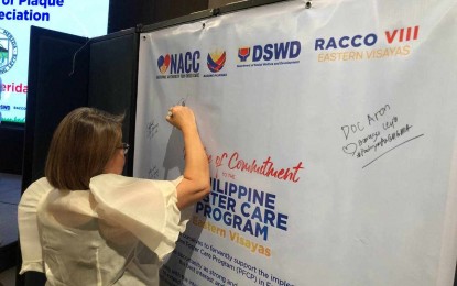 <p><strong>ADOPTION</strong>. Dulag, Leyte Mayor Mildred Joy Que signs a pledge of commitment for the implementation of the foster care program in her municipality during a ceremony in Tacloban City on Tuesday (April 30, 2024). The National Authority for Child Care said the partnership will make local chief executives champions of legal adoption. <em>(PNA photo by Eljon Manzanes/OJT)</em></p>