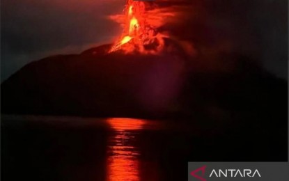 <p><strong>ERUPTION.</strong> Mount Ruang in Sitaro Islands District, North Sulawesi, erupts again on Tuesday (April 30, 2024). At least 12,000 people were evacuated. <em>(ANTARA)</em></p>
