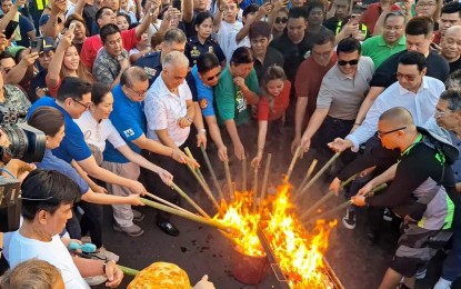 <p><strong>BANGUSAN STREET PARTY</strong>. Mayor Belen Fernandez (in green) and other officials lead the ceremonial lighting of the grills to signify the start of the Bangusan Street Party Kalutan ed Dalan on Tuesday ( April 30,2024) at the De Venecia Expressway Extension in Dagupan City. Some 20,000 bangus or milkfish were grilled while over 500,000 people attended the street party.<em> (Photo courtesy of Simon Francis Blaise Vistro/What's Up Dagupan)</em></p>