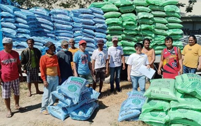<p><strong>FARMERS' AID</strong>. Tobacco farmers in Dingras, Ilocos Norte receive fertilizer subsidy from the provincial government in this undated photo. Officials on Tuesday (April 30, 2024) placed the town under state of calamity due to the severe drought that greatly affected farmers’ livelihood. <em>(Photo courtesy of Dingras LGU)</em></p>