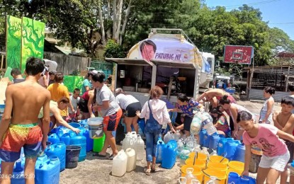 <p><strong>WATER RATIONING</strong>. Residents of Purok Hervias 2, Barangay Villamonte in Bacolod City avail of free water through the city government’s “Patubig Sa Barangay” program on April 27, 2024. From April 9 to May 1, 526,000 liters of water have been delivered to 26,629 households in various villages in the city. <em>(Photo courtesy of Bacolod City DRRMO)</em></p>