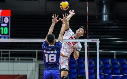 <p><strong>BATTLE FOR SPIKERS' TURF LEAD. </strong>Cignal's Bryan Bagunas (No. 16) tries to score against PGJC-Navy's Joeven Dela Vega (No. 18) during the Spikers’ Turf Open Conference semifinal at the Rizal Memorial Coliseum on April 30, 2024. Cignal and D’Navigators will have a square off on Friday (May 3) in the semifinal round of 2024 Spikers’ Turf Open Conference also at the Rizal Memorial Coliseum in Manila. <em>(PVL photo) </em></p>
