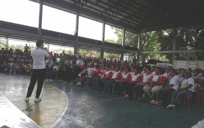 <p><strong>RELIEF</strong>. Uswag Ilonggo Party-list Rep. James Ang addresses the Tulong Panghanapbuhay sa Ating Disadvantanged/Displaced (TUPAD) Workers program beneficiaries during the payout in Barangay San Pedro, San Jose de Buenavista on May 1, 2024. Ang said in his message that the party-list initiated the allocation of PHP5.9 million for the labor department’s TUPAD program in Antique. <em>(PNA photo by Annabel Consuelo J. Petinglay)</em></p>