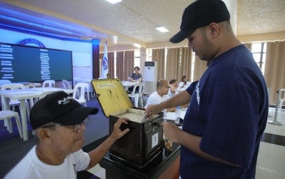 <p><strong>NEW OFFICIALS.</strong> A member of the media casts his ballot during the National Press Club of the Philippines election in Intramuros, Manila on Sunday (May 5, 2024). Leonel Abasola, a stringer of the Philippine News Agency, was elected president. <em>(PNA photo by Avito Dalan) </em></p>