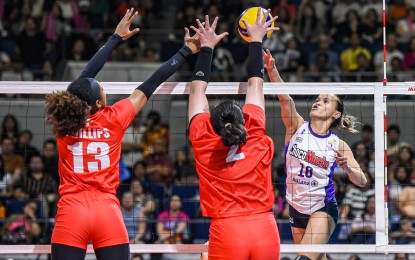 <p><strong>WEEK’S BEST.</strong> Choco Mucho's Sisi Rondina (No. 18) tries to score against Petro Gazz's Mar Jana Phillips (No. 13) and Djanel Welch Cheng (No. 2) during the Premier Volleyball League All-Filipino Conference semifinals at Smart Araneta Coliseum in Quezon City on Sunday (May 5, 2024). She was named PVL Press Corps Player of the Week for April 30 to May 5. <em>(PVL photo)</em></p>