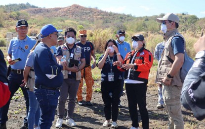 <p><strong>DANGEROUS GROUND</strong>. Members of a multi-agency inspection team receive briefing shortly after they arrived in Taal Volcano Island on Tuesday (May 7, 2024). Civil Defense Calabarzon spokesperson Randy de la Paz (4th from left) said they spotted a handful of individuals defying a government ban and still staying on the island. <em>(Photo courtesy of Office of Civil Defense-Calabarzon)</em></p>