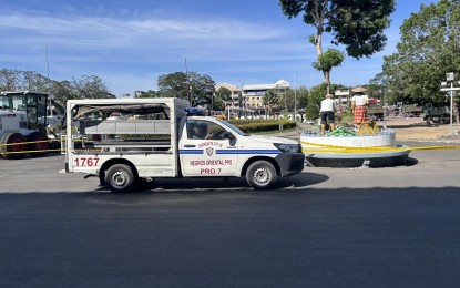 <p><strong>ROUTINE PATROL.</strong> A police vehicle drives past the Ninoy Aquino Freedom Park on Tuesday afternoon (May 7, 2024). The Negros Oriental Police Provincial Office has assured its readiness to provide security at all times during rallies and other public gatherings. <em>(PNA photo by Mary Judaline Partlow)</em></p>