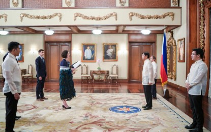 <p><strong>WELCOME MEETING</strong>. President Ferdinand R. Marcos Jr. welcomes newly-designated New Zealand Ambassador to the Philippines Catherine Rosemary McIntosh in Malacañang on Tuesday (May 7, 2024). In their meeting, the President said he was hoping to increase trade and tourism between the two countries through the restoration of direct air links. <em>(Presidential Communications Office photo)</em></p>