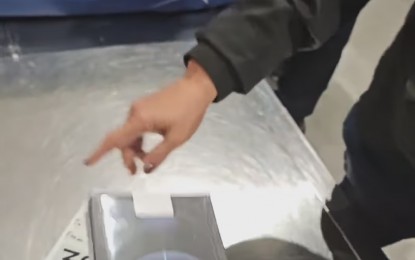 <p><strong>VIRAL VIDEO.</strong> A video recently posted by Facebook user Majilyn Alina Valencia shows two boxed items being held by Customs personnel during inspection at the Clark International Airport. Based on her post, Customs personnel refused her to bring these items since these cost over PHP10,000.<em> (Screenshot from Valencia's Facebook post)</em></p>