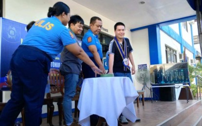 <p><strong>ANTI-CRIME INITIATIVE</strong>. The unveiling of "Project Dasig" anti-criminality reporting system of the Negros Occidental Police Provincial Office at the Talisay Component City Police Station headquarters Wednesday afternoon (May 8, 2024). Col. Rainerio De Chavez (third from left), police provincial director, and Talisay City Vice Mayor Jose Nicolas Jalandoni III (right) led the launching of the project. <em>(PNA photo by Nanette L. Guadalquiver)</em></p>