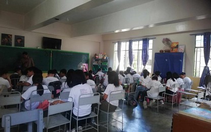 <p><strong>HOLD CEREMONIES DURING ‘WINDOW PERIOD’.</strong> Elementary learners of the Delegate Angel Salazar Jr. Memorial School in San Jose de Buenavista, Antique in this photo taken on April 4, 2024. Dr. Edward Baña, Schools Division of Antique Curriculum and Teaching Division chief, said in an interview Wednesday (May 8, 2024) that school officials are advised to hold their moving-up and closing ceremonies during “window period,” or early in the morning or the afternoon, to avoid extreme heat. <em>(PNA photo by Annabel Consuelo J. Petinglay)</em></p>