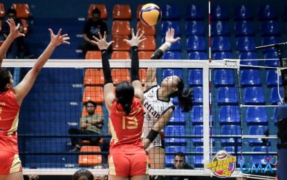 <p><strong>ATTACK.</strong> Letran's Gia Marcel Maquilang (No. 25) tries to score against San Sebastian College's Von Aleina Dimaculangan (No. 13) during the NCAA Season 99 women’s volleyball tournament at the Filoil EcoOil Arena in San Juan on May 8, 2024. The Knights won, 25-20, 25-27, 20-25, 25-12, 15-9. <em>(NCAA photo)</em></p>