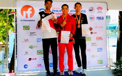 <p><strong>GOLD MEDALIST</strong>. University of the East's Vincent Vianmar Dela Cruz (center) topped the men's 10,000-meter walk in the ICTSI PH Athletics Championships at the Philsports track and field stadium in Pasig City on Thursday (May 9, 2024). Carlos De Imus of Pasig City (left) and Gabriel Amit Oxales of UST finished second and third, respectively. <em>(PNA photo by Jean Malanum)</em></p>