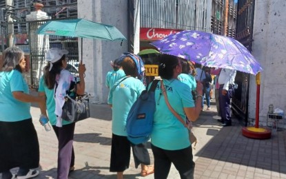 <p><strong>HOT WEATHER.</strong> Elderly devotees cover their heads as they visit the Basilica Minore del Sto. Niño de Cebu amid intense weather. PAGASA-Mactan head Alfredo Quiblat Jr. on Thursday (May 9, 2024) said the prospect of having localized thunderstorms or low-pressure areas in the Philippine area of responsibility should not be a reason to relax as Cebu Island would continue to experience a danger-level heat index.<em>(PNA file photo by John Rey Saavedra)</em></p>