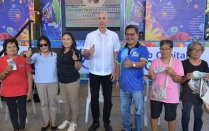 <p><span data-preserver-spaces="true"><strong>ASSISTANCE TO HOG RAISERS</strong>. Negros Occidental Governor Eugenio Jose Lacson (center) with Vice Mayor Eric Matulac (3rd from right) and other municipal officials during the distribution of cash assistance to hog raisers in E.B. Magalona town on Wednesday (May 8, 2024). The provincial government has allocated PHP10 million to </span><span data-preserver-spaces="true">provide assistance of</span><span data-preserver-spaces="true"> PHP2,000 each to 5,000 affected hog raisers across the province. <em>(Photo courtesy of PIO Negros Occidental) </em></span></p>