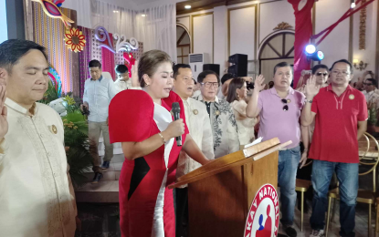 <p><strong>NEW PARTY.</strong> Akay National Political Party chairperson Sol Aragones leads the mass oathtaking of political leaders to the new national political party held on Thursday (May 9, 2024) at Palacios Event Center San Miguel in San Pablo City, Laguna. The former congresswoman said she now targets the gubernatorial seat.<em> (Photo by Zen Trinidad)</em></p>