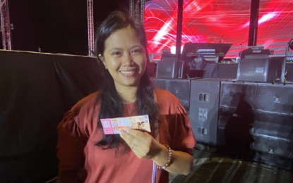 <p><strong>GRAND WINNER.</strong> Mary Joy Rescovilla of Barangay Kilicao, Daraga, Albay shows the lucky ticket number that secured her win of a house and lot in a raffle during the Bicol Loco Festival sponsored by Ako Bicol (AKB) Party-list Rep. Elizaldy Co at the Old Airport, Legazpi City on May 4, 2024. Rescovilla, along with her husband and three children, lives with her parents in Kilicao.<em> (PNA photo by Connie Calipay)</em></p>
<p> </p>