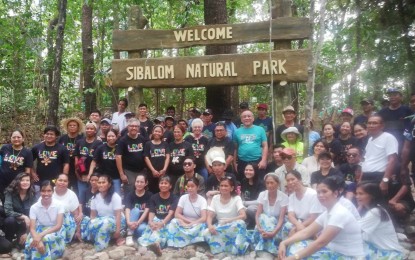 <p><strong>DESTINATION.</strong> The Barangay Imparayan Bantay Gubat Association strikes a pose with guests during the launching of the Sibalom Natural Park in Antique as an ecotourism destination on Friday (May 10, 2024). The park is now part of the package for guests visiting Antique and adjacent Aklan.  <em>(PNA photo by Annabel Consuelo J. Petinglay)</em></p>