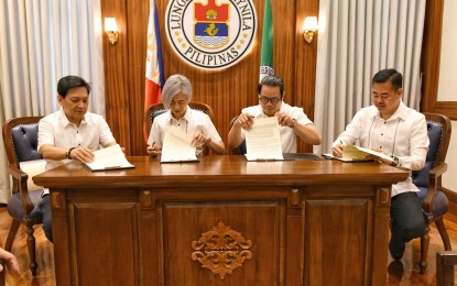 <p><strong>PEDESTRIAN FRIENDLY.</strong> Manila Mayor Honey Lacuna on Monday (May 13) signs Ordinance No. 9047, designating part of Roxas Boulevard car-free every Sunday, beginning May 26, 2024. The measure is to promote a healthy lifestyle among residents of Manila and other parts of the National Capital Region. <em>(Photo courtesy of Manila PIO)</em></p>