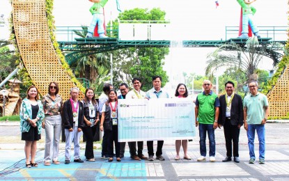 <p><strong>MALARIA-FREE.</strong> Cagayan Valley Center for Health Development Regional Director Razel Nikka Hao (fourth from right), together with other CVCHD employees, holds the PHP1 million check the Isabela province has received from the Department of Health on Monday (May 13, 2024). The cash incentive would serve as the province’s fund to maintain its malaria-free status. <em>(Photo courtesy of the DOH)</em></p>