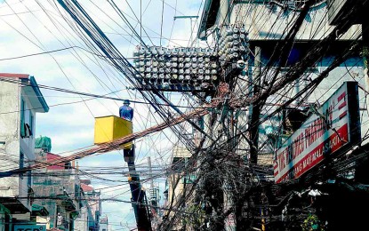 <p><strong>ELECTRICITY RATES.</strong> A Manila Electric Company meter-reader is hoisted on a boom at a residential area in Kaliraya Street, Tatalon, Quezon City on May 10, 2024. Senator Sherwin Gatchalian on Wednesday (Aug. 21) asked the Energy Regulatory Commission (ERC) to justify its approval of Meralco’s electricity rate hike starting in October this year to ensure that all fees charged to consumers are justified. <em>(PNA photo by Ben Briones)</em></p>