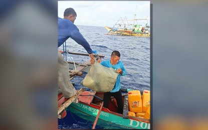 'Atin Ito' advance team reaches Bajo de Masinloc, gives aid to fishers