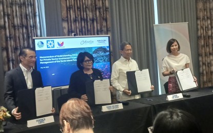 <p><strong>VERDE ISLAND PROTECTION</strong>. First Gen chairman and CEO Federico Lopez (from left), Environment Secretary Maria Antonia Yulo-Loyzaga, Energy Secretary Raphael Lotilla, and ABS-CBN Foundation managing director Roberta Lopez-Feliciano signs a memorandum of understanding in Makati City on Thursday (May 16, 2024). The agreement seeks to protect the Verde Island Passage which is the center of the center of marine biodiversity and the globally recognized "Hope Spot". <em>(PNA photo by Marita Moaje)</em></p>