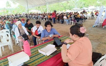 <p><strong>FARMERS ASSISTANCE.</strong> A total of 5,563 rice and corn farmers in Nabunturan, Davao de Oro, received cash assistance under the Rice Competitiveness Enhancement Fund – Rice Farmers Financial Assistance and fuel discount vouchers on Wednesday (May 15, 2024) from the Department of Agriculture in the Davao Region. During the distribution, rice farmers got PHP5,000 each, while corn farmers were given PHP3,000 each worth of fuel discount cards. <em>(Photo from DA-11)</em></p>