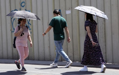 <p><strong>SUN SHIELD.</strong> These ladies shield themselves from the sun's harmful rays using their umbrellas along F. B. Harrison Street in Pasay City on Friday (May 17, 2024). While the El Niño phenomenon is expected to end soon, the heat index in several areas still ranges between 42 to 45 degrees Celsius. <em>(PNA photo by Yancy Lim)</em></p>