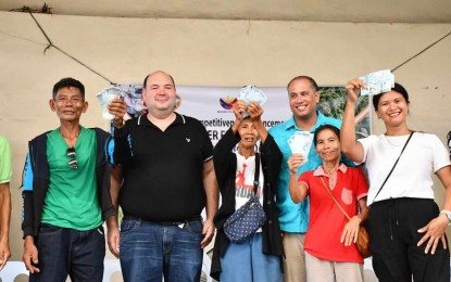 <p><strong>CASH AID.</strong> The Department of Agriculture distributes over PHP4.8 million in cash assistance to 968 farmers in Bayawan City, Negros Oriental on Thursday (May 16, 2024). In photo are Gov. Manuel Sagarbarria and Mayor Jack Raymond (2nd and 4th from left). <em>(Contributed photo)</em></p>