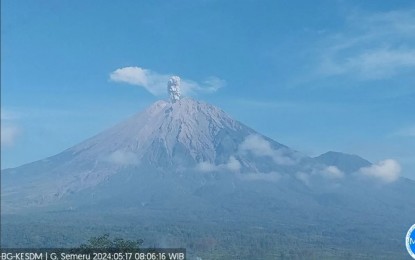 <p><strong>ERUPTION.</strong> Mount Semeru erupts on Friday (May 17, 2024), spewing ash up to a height of 900 meters above its peak. The government has appealed to the public to refrain from carrying out activities within the five-kilometer radius. <em>(Antara)</em></p>