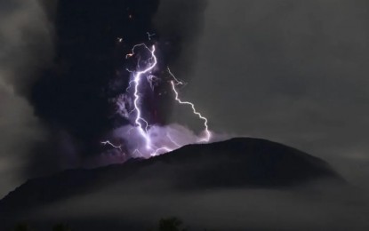 <p><strong>ERUPTION.</strong> A volcanic thunderstorm was witnessed during Mount Ibu's eruption in West Halmahera district, North Sulawesi, on Saturday (May 18, 2024). Volcanic thunderstorms arise during an eruption due to high temperatures that heat gas ions. <em>(Antara)</em></p>