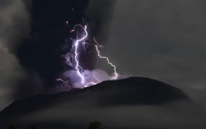 <p><strong>ERUPTION</strong>. Volcanic thunderstorm during Mount Ibu's eruption in West Halmahera district, North Sulawesi, Indonesia on Saturday (May 18, 2024). Volcanic thunderstorms arise due to high temperatures that heat gas ions. <em>(Antara)</em></p>