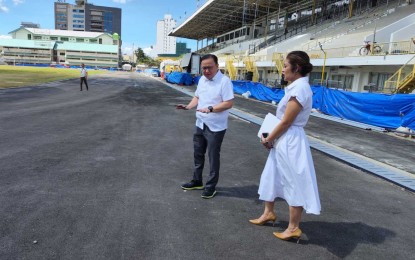 <p><strong>TRACK OVAL REHAB.</strong> Cebu City acting Mayor Raymond Alvin Garcia (left) checks the track oval at the Cebu City Sports Center during his visit on May 14, 2024. In a press conference, Garcia said on Monday (May 27, 2024) he wants a memorable Palarong Pambansa 2024 in Cebu City on July 6-17, 2024, as he pressed contractors to finish the sports center rehabilitation efforts on time. <em>(PNA file photo)</em></p>