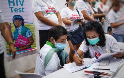 <p><strong>FREE TESTS.</strong> The City Health Office provides free human immunodeficiency virus testing during the celebration of the Cervical Cancer Awareness Month at Davao City Recreation Center on May 9, 2024. The Davao City AIDS Council on Monday (May 20) urged the public to normalize HIV testing in order to prevent the spread of the infection. <em>(PNA photo by Robinson Niñal Jr.)</em></p>