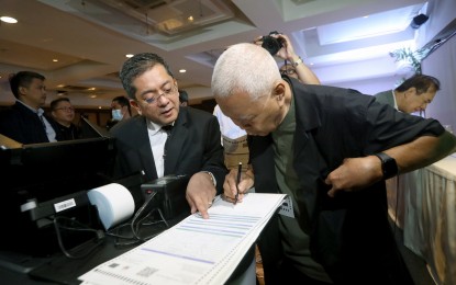 <p><strong>PROTOTYPE COUNTING MACHINES.</strong> Commission on Elections (Comelec) chairperson George Erwin Garcia (left) demonstrates the prototype of Miru System's automated counting machines (ACMs) for the 2025 national and local elections to a member of the Kapisanan ng mga Brodkaster ng Pilipinas during the KBP General Membership Meeting in Makati City on Tuesday (May 21, 2024). The Comelec earlier said the first 20 ACMs have passed the hardware acceptance test. <em>(PNA photo by Yancy Lim)</em></p>