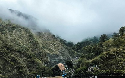 <p><strong>COLD SUMMER</strong>. Fog forms above the mountains of Kennon Road leading to Baguio City on May 17, 2024. The winding road reopened to light vehicles on May 1 using an alternating one-way traffic scheme while there is an ongoing construction of the columns of a rock shed structure. <em>(PNA photo by Joan Bondoc)</em></p>