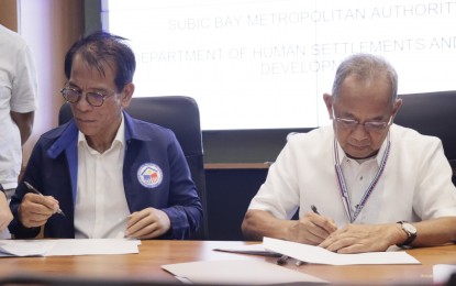 <p><strong>HOUSING PROJECT.</strong> Department of Human Settlements and Urban Development Secretary Jose Rizalino Acuzar (left) and Subic Bay Metropolitan Authority chair and administrator Eduardo Jose Aliño on Monday (May 20, 2024) sign a memorandum of understanding on the development of a housing project for SBMA employees and Subic Bay Freeport workers. Acuzar said the development is tailored as a township, providing access to basic amenities and services and near the beneficiaries’ sources of livelihood. <em>(Photo courtesy of DHSUD)</em></p>