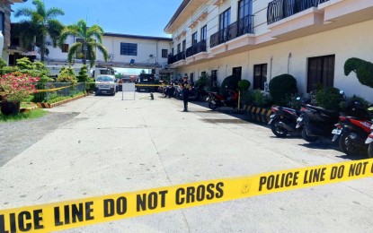 <p><strong>CRIME SCENE.</strong> Police investigators cordon off the site where a former Maguindanao del Sur town councilor-cum-MILF commander was shot dead by gunmen in front of a hotel in Cotabato City on Wednesday noon (May 22, 2024). The victim had just received a certificate of house ownership for a housing project of the BARMM. <em>(Photo courtesy of Nigel Sumanghid/DXMS-Cotabato).</em></p>