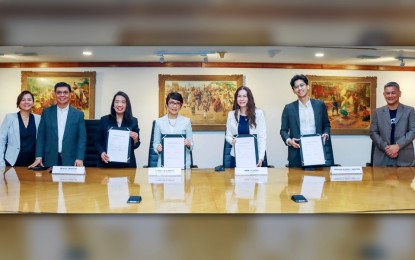 <p><strong>INNOVATIVE PAYMENT OPTION</strong>. Landbank President and CEO Lynette Ortiz (center) and Traxion Founder and CEO Ann Cuisia (3rd from right) lead the signing of an agreement in Manila on May 9, 2024 to formalize a partnership for a quick response code card enablement and technology solution. Joining them from LandBank are Executive Vice Presidents Leila Martin and Alan Bornas (3rd and 2nd from left), and Senior Vice President Catherine Rowena Villanueva (left), as well as Traxion Chief Operations Officer Joshua Allen Santos (2nd from right) and Business Development Head Oliver Liggayu (right). <em>(Photo from LandBank)</em></p>