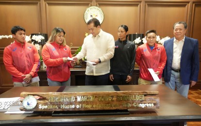 <p><strong>TOKEN OF APPRECIATION</strong>. Speaker Ferdinand Martin G. Romualdez (3rd from left) hands over financial assistance to Filipino athletes competing in the Paris Summer Olympics Athletes during a courtesy call at the House of Representatives on Wednesday (May 22, 2024). Romualdez extended his well-wishes and thanked them for bringing honor to the country. <em>(Photo courtesy of Speaker’s office)</em></p>