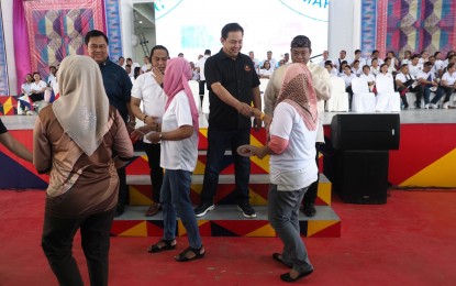 <p><strong>SERBISYO FAIR REACHES BARMM.</strong> House of Representatives Speaker Martin Romualdez (2nd from right, onstage) leads the distribution of assistance to Muslim women during the opening of the Bagong Pilipinas Serbisyo Fair (BPSF) at the Department of Education (DepEd) Culture and Sports Complex in Bongao, Tawi-Tawi on Thursday (May 23, 2024). The BPSF Tawi-Tawi is the first in the Bangsamoro Autonomous Region in Muslim Mindanao, the seventh in Mindanao, and the 18th installment in the whole country. <em>(Photo courtesy of Speaker Romualdez's office)</em></p>