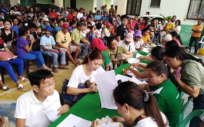 <p><strong>CASH AID</strong>. Farmers in Hamtic, Antique have received their Intervention Monitoring Cards (IMCs) for cash assistance since the start of its release on May 17, 2024. Sonie Guanco, Department of Agriculture -Agriculture Program Coordinating Office chief in Antique, said as of Thursday (May 23), 2,049 farmers got the assistance deposited to their IMCs. <em>(Photo courtesy of DA-APCO)</em></p>