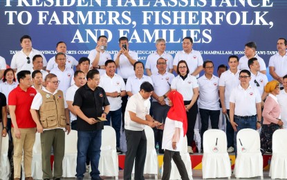 <p><strong>PRESIDENTIAL AID.</strong> President Ferdinand R. Marcos Jr. leads the distribution of various government assistance to farmers, fisherfolk, and families affected by El Niño at the Provincial Sports Complex in Bongao, Tawi-Tawi on Thursday (May 23, 2024). The President was accompanied by various government officials including House Speaker Martin Romualdez. <em>(Presidential Photojournalists Association)</em></p>
